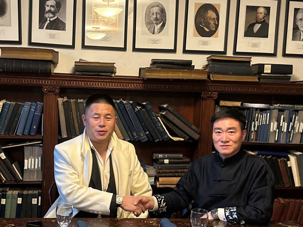 金球可持续性发展基金会（左）