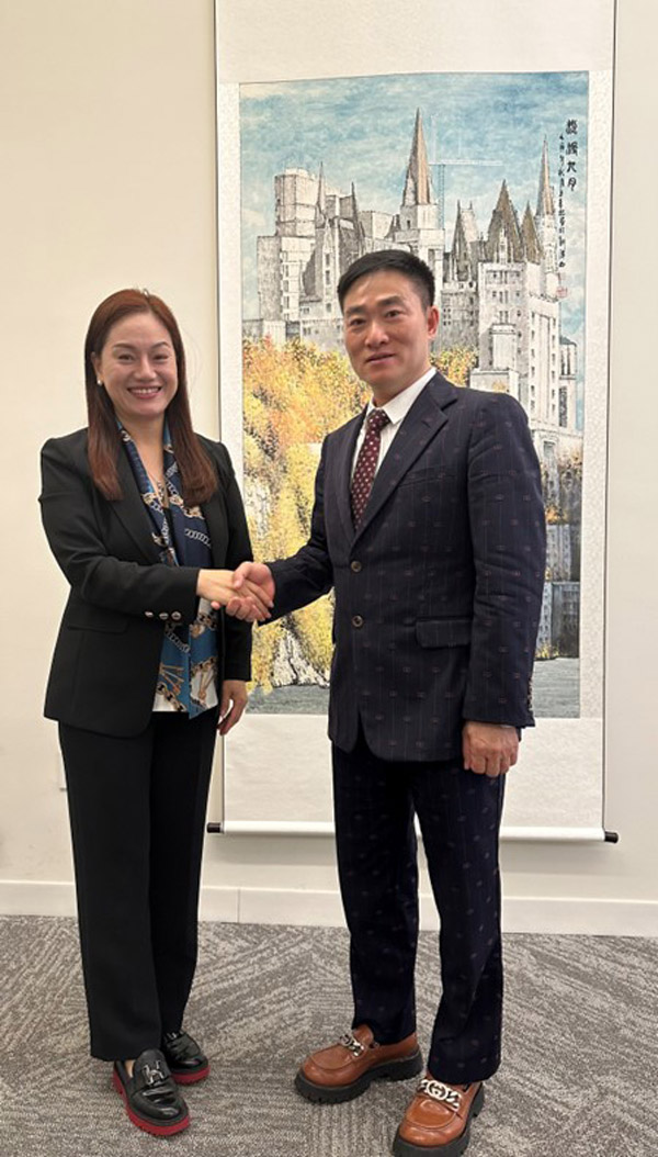 世界夫人集团（左）
