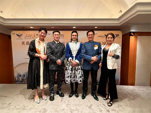 中国香港女演员、国际经济战略研究院院长彭丹（中）美国纽约中美商会秘书长党华（右二）