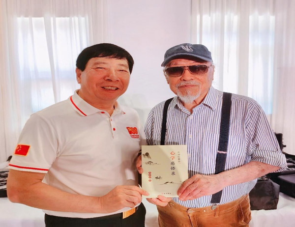 刘瀚锴先生向北宋文学家范仲淹第28代孙，被誉为“中国萨克斯第一人”95岁高龄的范圣琦先生馈赠《心学感悟乐》新书